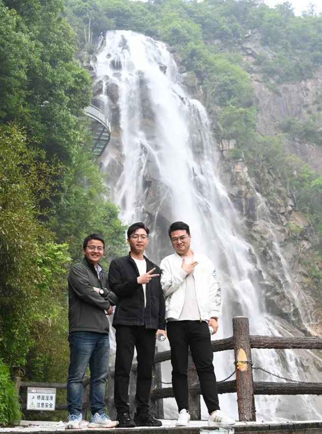 9888拉斯维加斯风管销售中心员工在安徽明堂山景区照片